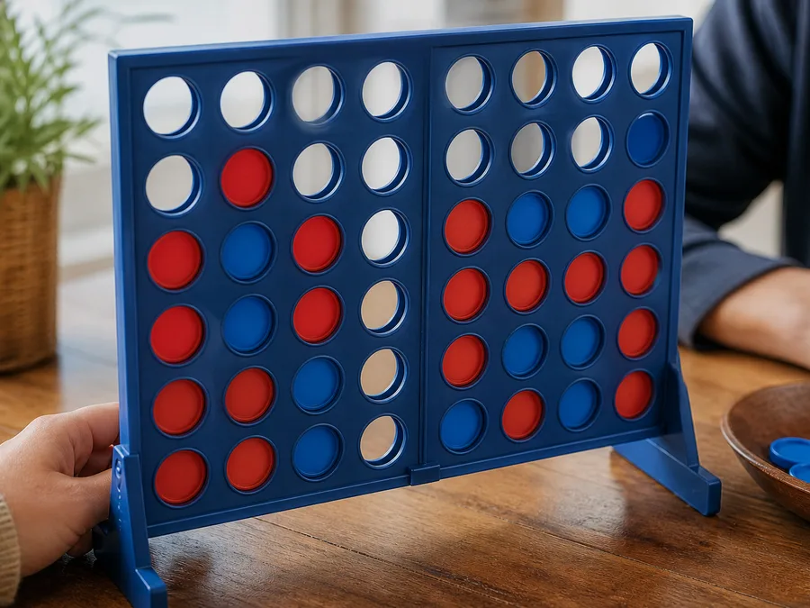 A finished same-screen Four in a Row game being reviewed from the move list